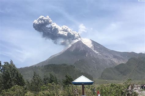 letusan vulkanik di gunung merapi